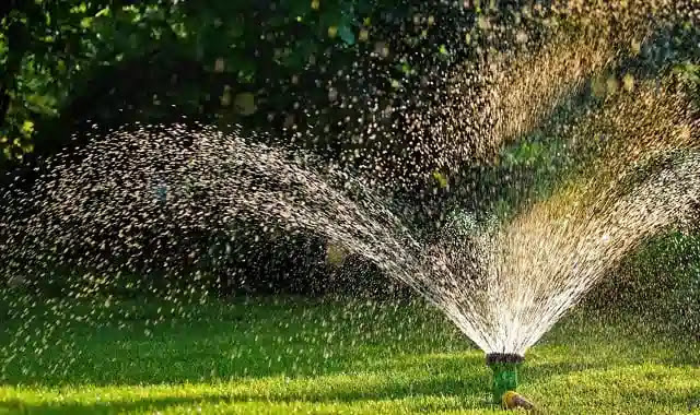 أنظمة الري الذكية - تركيب أنظمة ري أوتوماتيكية للحفاظ على النباتات وتقليل استهلاك المياه.